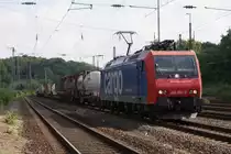 482 002-3 mit einem Containerzug in K�ln West am 27.07.2010