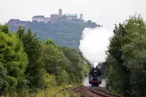 Der, in der Steigung nach F�rtha liegende, Wartburgblick ist eins der bekanntesten Motive im Bahnland Th�ringen. Schon wenige Meter weiter verdeckt allerdings die Dampffahne die(ohnehin nur sp�rlich zu sehende)Wartburg. Die Aufnahme zeigt 01 509-8 am 04.09.2010 mit DPE36566 bei der eindrucksvollen Bergfahrt.