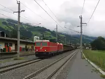 Sehr erfreut war ich mit diese 1144 in alte Lackierung. Hier ist die 1144 40 in alte Lackierung und eine Taurus mit G�terzug 54452 unterwegs nach Hall im Tirol auf Bahnhof Westendorf am 13-8-2010.