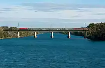 EC 74 „Franz Schubert“ �berquert am 09.09.2010 das Entlastungsgerinne in Wien.