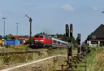 218 117-0 und eine Schwesterlokomotive passieren am 5.08.2009 mit dem vormitt�glichen IC Richtung Hamburg das ASig von Meldorf. Wer genau hinschaut, erkennt zwischen den Gewichten auch das Stellwerk Mf (Erbaut 1940) und das dazugeh�rige ASig. Das H�uschen im Vordergrund nennt sich Ms und ist 1959 in Betrieb gegangen.