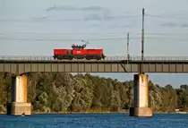 1063 025 ist am Abend des 09.09.2010 auf der Br�cke �ber das Entlastungsgerinne in Wien Richtung Norden unterwegs.