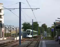 Linie T2  La ligne des Moulineaux  Richtung La Defense kurz vor der Einfahrt in Suresnes Longchamp. 5.9.10