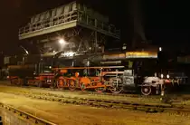 Am 21.08.2010 fand traditionell zum Auftakt des Chemnitzer Heizhausfest im S�chsischen Eisenbahnmuseum eine Nacht-Fotoveranstaltung statt. 52 1360-8 steht Fotogerecht unter dem Hochbunker neben Haus 1.