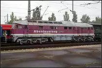 232 387-1  Abenteuerzug Mecklenburg  bei der �berf�hrung und Abstellung nach Espenhain. Die Lok wurde 1996 z-gestellt und wenig sp�ter ausgemustert. In den Jahren darauf wurde sie nach Kratzeburg verkauft, diente dort als Herberge. Die Herberge bestand aus der Lok sowie neun umgebauten ehemaligen Bauzugwagen der Deutschen Reichsbahn der Baujahre 1922-1954. Die Lok selbst bot 6 Betten, K�che und WC/Dusche. Noch vor dem Abbau der Gleise wurde die Lok im Juni 2010 nach Malchow �berf�hrt.  (ex DR 132 387-2, gesehen Berlin Sch�nefeld Flughafen 09.09.2010)