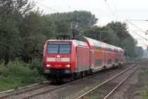 Kurz vor Bahn�bergang Jakob-Krebs-Stra�e in Anrath ist 146 005 mit der RE2 nach M�nster abgelichtet am abend des 8.September 2010.