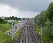 Der Bf Langerwehe auf der KBS 480 Aachen-K�ln zwischen den Bf D�ren und Eschweiler Hbf, mit Blich in richtung K�ln (sprich D�ren), das linke Gleis wurde am 10 Juni 2009 er�ffnet und geh�rt zur Euregiobahnstrecke Heerlen,Alsdorf Annapark - Langerwehe(D�ren),Stolberg Altstadt. Dieses Bild entstand am 12.06.2009.