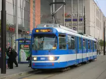 Abgesehen von der Lackierung der Bahn sieht es aus wie irgendwo in Deutschland; aufgenommen ist diese Bahn aber in Krakau auf der R�ckseite des Hauptbahnhofs. 26.04.2010 um 17:57 Uhr. 