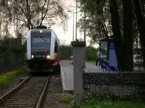 Ein recht idyllisches Bild gibt der Endhaltepunkt am Flughafen Krakau ab. SA 133 005 wartet auf die R�ckfahrt zum Hauptbahnhof. Aufgenommen vor dem R�ckflug nach Frankfurt am 28.04.2010 um 16:52 Uhr. Auch wenn auf dem Foto nicht so aussieht, die Z�ge waren recht gut besetzt. 