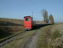IRR,Dienstbahn,Zugseinfahrt mit Lok Urs (1949)in Koblach/Steinbruch mit Holz-Muldenkipperzug am 15.10.01(Lok fuhr abgeb�gelt, mit Dieselkraft)