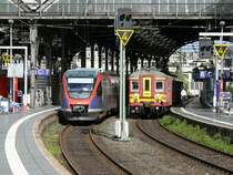 Zwei Triebz�ge unterschiedlicher Generationen im Aachener HBF : links ein Talent, rechts eine AM 62 der SNCB/NMBS, die in Aachen als RE5037 starten wird, und ab Hergenrath, der ersten Haltestelle auf belgischem Boden, als IR5037 nach L�ttich weiterfahren wird. Aufgenommen am 11/09/2010.