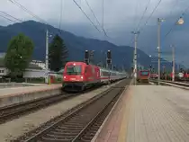 Unter eine drohende Luft fahrt 1216 012 mit EC 84 Bologna Centrale-M�nchen Hauptbahnhof ein in W�rgl Hauptbahnhof am 11-8-2010.