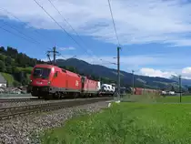 Endlich die Sonne! 1116 057-9 und eine 1144 mit einem G�terzug in die Richtung W�rgl bei Brixen im Thale am 16-8-2010.