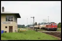 233 510 f�hrt am 12. August 2010 mit einem G�terzug in Richtung Burghausen aus dem Bahnhof T�ssling aus.