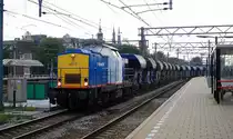 Die BR 203 2 (ex Ost V 150) von VolkerRail bei durchfahrt mit Schotterzug in Amsterdam am 11. 09 2010.