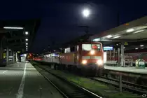 111 210-1 l�sst sich am 24.8.2010 vom Vollmond bescheinen. Nach diesem Bild wurde unser ICE angek�ndigt und so musste die Fotoausr�stung doch etwas eilig zusammengesammelt werden.
