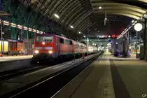 111 203-6 steht mit dem RE 15119 nach Gem�nden im Frankfurter Hauptbahnhof. Eine sehr sch�ne Zusammenstellung, wenigstens ein Wagen f�r Fans der  ostfriesischen Klimaanlage ;-) (24.8.2010)
