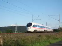 Der ICE 1602 nach Dresden Hbf, legte sich am 31.8.10 in Ha�lach(b. Kronach) in die Kurve.