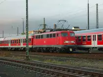 Was eine traurige Mitteilung. Die 110 417-3 die uns Jahrzehnte lang treue Dienste geleistet hat wurde jetzt Z Gestellt. Hier ein Bild aus einer besseren Zeit der 110 417. Am 27.12.2009 in Aachen Rothe Erde abgestellt.


R.I.P.
rest in peace