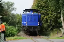 Diesellokomotive 2.004 der Landeseisenbahn Lippe mit dem Sonderzug anl��lich des Tag des Denkmals am 12.09.2010 kurz vor dem Bahn�bergang Schlo� Brake (bei Lemgo). Die Lok ist im Besitz des Vereins Braunschweiger Verkehrsfreunde (VBV) und wurde von der LEL f�r sechs Jahre ausgeliehen. Der Sonderzug bestand aus 3 Waggons, dem Gep�ckwagen 105 240, dem Umbau-Gesellschaftswagen 34 039 und dem Speisewagen 1122. 