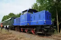 Diesellokomotive 2.004 der Landeseisenbahn Lippe mit dem Sonderzug anl��lich des Tag des Denkmals am 12.09.2010 zwischen  dem Bahn�bergang Schlo� Brake (bei Lemgo) und dem (ehemaligen) Bahnhof Brake (bei Lemgo). Die Lok ist im Besitz des Vereins Braunschweiger Verkehrsfreunde (VBV) und wurde von der LEL f�r sechs Jahre ausgeliehen. Der Sonderzug bestand aus 3 Waggons, dem Gep�ckwagen 105 240, dem Umbau-Gesellschaftswagen 34 039 und dem Speisewagen 1122. 