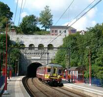 L-Zug 5262 Li�ge-Palais - Verviers-Central mit Triebwagen 180 (AM 62) an der Haltestelle Fraipont im Wesertal. Der Tunnel eingangs der Haltestelle wurde 1841 erbaut. Eine Tafel �ber dem Tunnelportal erinnert an dieses Datum. Aufgenommen am 18/09/2010.