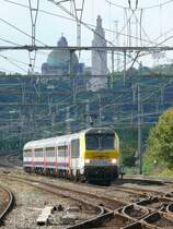 CFL-Lok 3019 mit dem IR 119 Liers - Luxembourg kurz vor Angleur. Im Hintergrund erkennt man links die Kuppel der Basilika von Cointe und rechts den Turm der Alliiertengedenkst�tte. Aufgenommen am 18/09/2010 vom Bahnsteig 1 der Haltestelle Angleur.