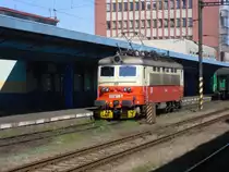 242 265-7 setzt am 11.09.10 in Cheb an ihren Personenzug zur�ck.