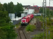 Von der Br�cke in Hildesheim hat man Blick auf den Abstellort des Tunnelrettungszug mit seinen umgebauten V100. Fr�her waren hier wohl mal noch mehr Gleise.... Interessant ist, dass dieses Gleis ein eigenes Ausfahrsignal hat (links) !