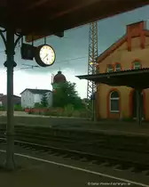 Am Ende kommt mein pers�nlicher Favorit der Elze-Bilder: W�hrend des Unwetters schaltete sich mal f�r 5 Min die komplette Beleuchtung ein, weil es so dunkel wurde an dem Abend des 12.09.2010. Hier kommt der Blick vom Mittelbahnsteig mit Uhr auf den Wasserturm in der vormals Graafschen Waggonfabrik hinter dem Bahnhof (heute VTG), wo noch heute Waggons gewartet und gebaut werden. Rechts der linke Fl�gel des EG mit dem Dach am Hausbahnsteig.