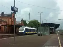 Noch ein anderer Blick auf den Bf. Elze am Abend mit einem Eurobahn-Tw, der auf die n�chste Zugkreuzung wartet (hier st�ndlich tags�b. immer kurz vor und nach der vollen Std. vollzieht sich eine X). Rechts der Mittelbahnsteig mit der alten �berdachung.