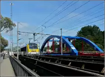 W�hrend die 3017 mit dem IR 117 aus Liers am 19.09.2010 noch �ber die alte Br�cke in Ettelbr�ck f�hrt, nimmt im Hintergrund die neue Br�cke langsam Gestalt an. (Hans)