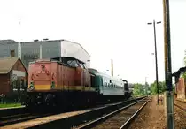 Im Juni 1998 fuhr man auf der W�rschnitztalbahn mit zwei Loks der BR 202 und einen Halberst�dter im Sandwichverkehr, zwischen Chemnitz-Hbf. und dem Bhf. Chemnitz-Zw�nitzbr�cke, da der Gleisk�rper ab dort Richtung Stollberg/Sachs. erneuert wurde.
Zusehen die Lok 202 690-4 und am anderen Ende die 202 778-7.
Heute liegen dort noch zwei Durchgangsgleise, das EG ist teilweise niedergebrannt und die Strecke als solches wird nur noch f�r �berf�hrungsfahrten und G�terz�ge genutzt.