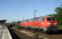 225 109 und eine weitere 225 sind mit ihrem gut ausgelasteten Stahlpendel Bochum-Krefeld in Krefeld-�rdingen unterwegs.