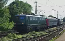 Nach dem einziehen in das Hotelzimmer ging es sofort wieder zur�ck zum Hbf Osnabr�ck. Man musste nicht lange warten, dann kam er, der mega Lokzug aus dem DB Museum Koblenz! E40 128 hatte die Ehre am 18.09.2010 den 175 Jahre Eisenbahn mega Lokzug nach Osnabr�ck zu bringen. Leider war der Sonnenstand nicht so gut, und es war nur eine Gegenlichtaufnahme m�glich!:-(