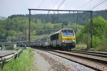 IC-Zug Eupen-Oostende wird bei Goffontaine (Linie 37) am 8. Mai 2010 von der Elektrolok 1337 gezogen.