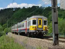 L-Zug Verviers - Li�ge-Palais (AM 73-74) auf der Kurve bei Goffontaine im Wesertal am 29. Mai 2010