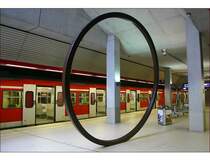 S-Bahnstation  Filderstadt : 

Die S-Bahnstrecke vom Flughafen nach Bernhausen wurde am 29. September 2001 eröffnet. Ein ca. 4km langer eingleisiger Tunnel unterquert das Flughafengelände. Architektur der neuen Station: Bidlingmeier, Egenhofer, Dübbers. Vielleicht fährt hier eines Tages auch die Stuttgarter Stadtbahn in Mehrsystemtechnik. Die U5 würde am Bahnhof  Leinfelden  auf die DB-Strecke fahren, über Flughafen und Filderstadt weiter auf einer oberirdischen Neubaustrecke bis Neuhausen verkehren. Auf der anderen Seite wäre der Stadtbahnbetrieb auf der Strohgäubahn bis Heimerdingen denkbar, möglicher Übergang am Bahnhof Feuerbach oder am Nordbahnhof. 

08.10.2005 (Matthias)