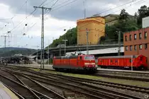 181 220 wartet in Koblenz Hbf auf den IC 332. Direkt neben dem Bahnhof befindet sich das Fort Konstantin, Bestandteil der ehemaligen Festung Koblenz.