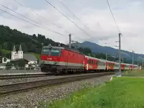 1144 203 mit REX 1506 Salzburg Hauptbahnhof-W�rgl Hauptbahnhof bei Brixen im Thale am 11-8-2010.