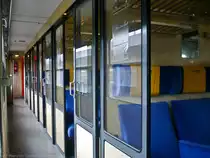 Tag 5: Hier mal eine Ansicht des Seitengangs. Solche Seiteng�nge wird's wohl nicht mehr lange geben im Bahnverkehr! Dieses Bild entstand in unserem IC 2862, der uns bis K�ln Hbf bringen sollte. Zum Einsatz kamen in der 2. Klasse Abteilwagen der Bauart Bomz.