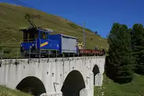 Der etwas andere G�terzug: Vom vordersten G�terwagen aus wird die He 2/2 32 ferngesteuert. Gesehen am 26.8.10 unterhalb der Kleinen Scheidegg.
