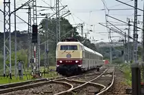 103 235 kommt mal wieder aus Koblenz mit dem Rheingold an die K�ste nach Binz, hier kurz vor der Insel R�gen im Bf Stralsund R�gendamm am 19.09.2010