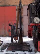 Damit der tägliche Plandampf auch im Winter gewährleistet ist, darf der Wasserkran nicht einfrieren und wird mit offenem Feuer beheizt; 99 1761 durstet schon  - Radebeul-Ost, 27.02.2005
