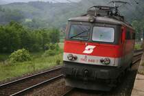 1142 646-7 bei der Einfahrt in den Bahnhof Gloggnitz. (12.6.2005)
