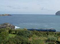 Triebzug Baureihe 3500/6500 am 29.09.2005 zwischen Bermeo und Mundaka, hier f�hrt die Bahnstrecke �ber 4 Kilometer direkt an der Atlantik-K�ste entlang.