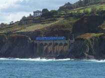 Triebzug Baureihe 3500/6500 am 29.09.2005 zwischen Bermeo und Mundaka, aufgenommen von der Hafenschutzmauer Bermeo unter voller Aussch�pfung des optischen und digitalen Zooms meiner Camera. Die andere Aufnahme der Br�cke wurde von oben ganz rechts unter der Wiese gemacht. 