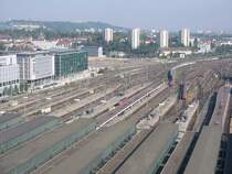 Stuttgart Hbf am 24.09.2005. Ausblick von der Aussichtsplattform des Turms am Empfangsgeb�ude. Wenn die Pl�ne zum Umbau des Bahnhofs Wirklichkeit werden, w�rden alle Bahnanlagen, die hier zu sehen sind, verschwinden. Stattdessen w�rde es einen unterirdischen Durchgangs-Bahnhof mit acht Gleisen geben, der zudem quer zur bisherigen Gleisf�hrung liegen w�rde. �brig bleiben w�rde nur das alte Empfangsgeb�ude, w�hrend die dann ger�umten Fl�chen f�r die weitere Stadtentwicklung herangezogen werden sollen.