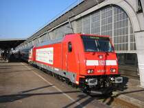 BR 146 202 am 24.09.2005 in Karlsruhe Hbf. Die erst wenige Monate alte Lok hat zusammen mit 146 201 IRE 4902 von Stuttgart nach Karlsruhe gebracht und wird wenige Minuten sp�ter mit dem gleichen Zug als IRE 4905 (mit mir an Bord) wieder nach Stuttgart fahren. Bei den Wagen handelt es sich um ehemalige IR-Waggons, zum Teil in der alten IR-, aber auch in der aktuellen IC-Farbgebung.