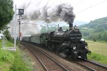 Dampfsonderzug mit 310.23 von Wien nach M�rzzuschlag bei der Ausfahrt in Gloggnitz. (12.6.2005)